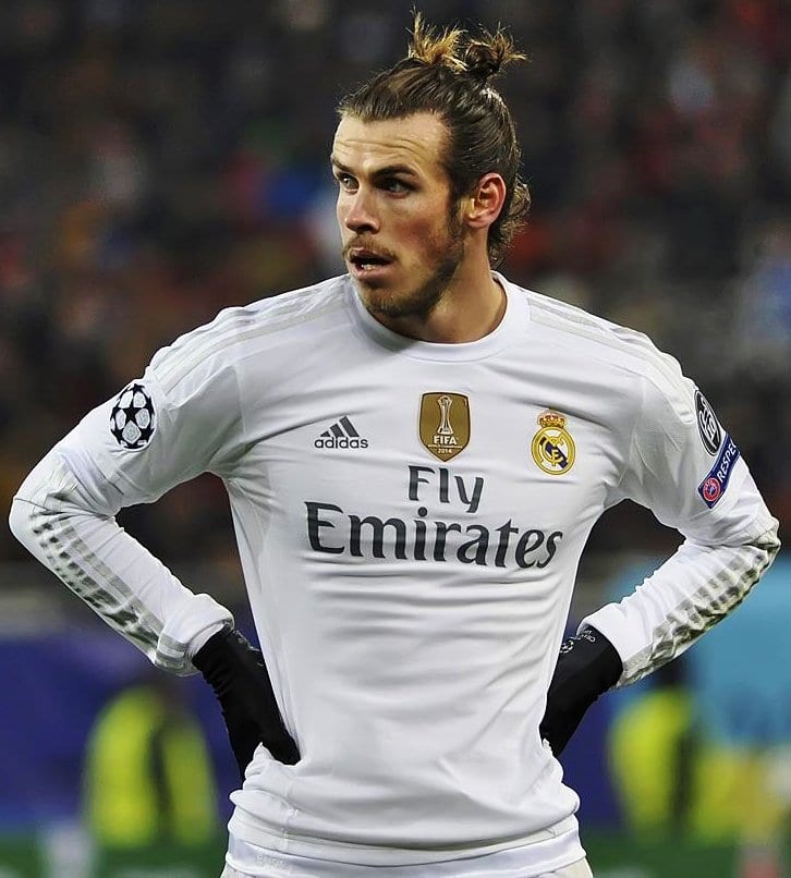 Gareth bale standing with his hands on his hips, in a 2015 game