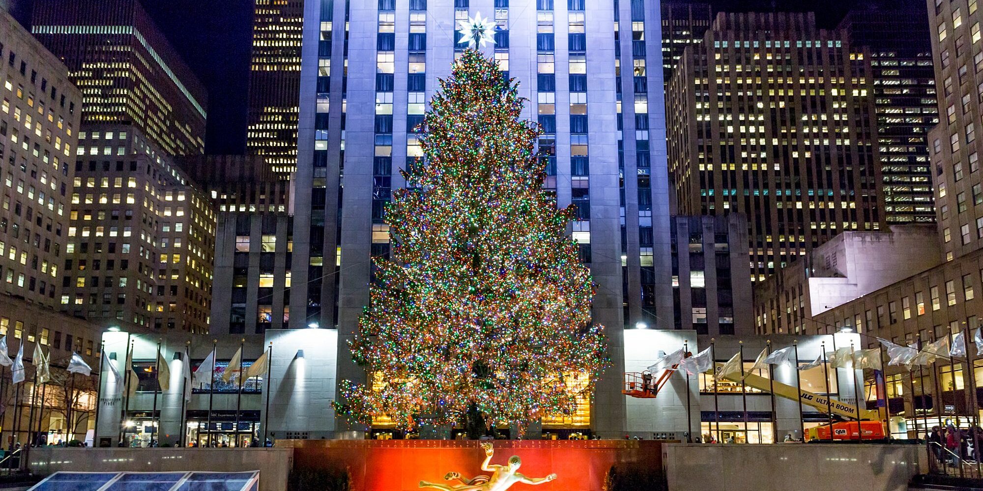 PICTURE DEPICTS Rockfeller christmas tree