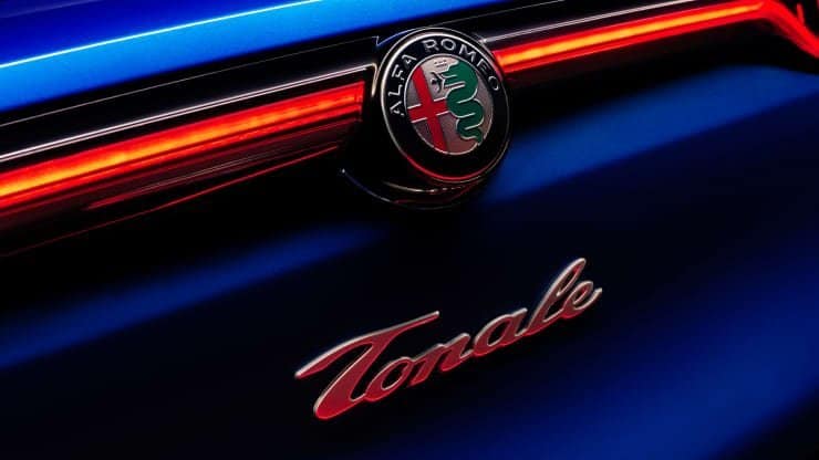 Image of the Alfa Romeo logo and the world Tonale