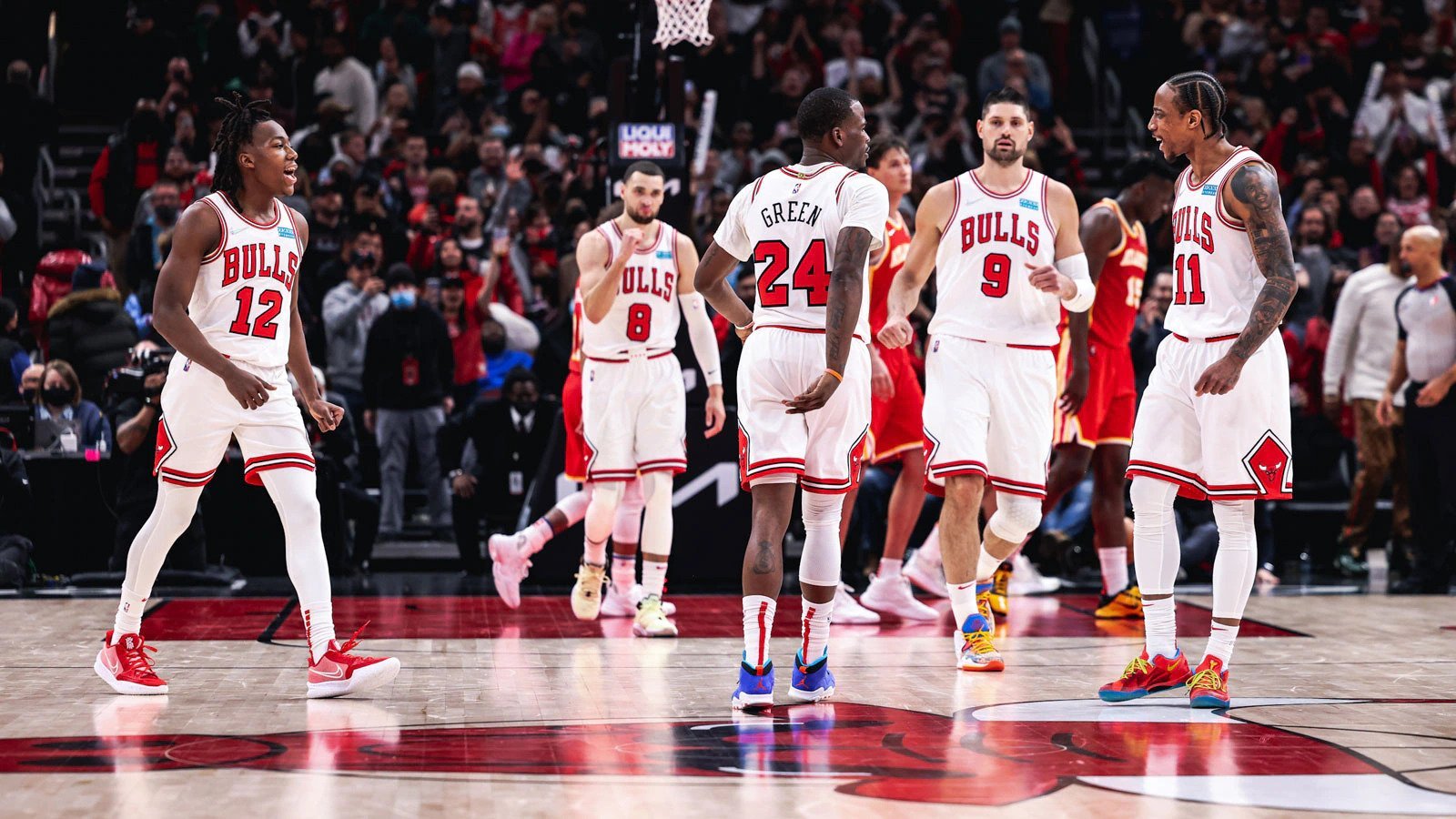 Chicago Bulls players playing basketball