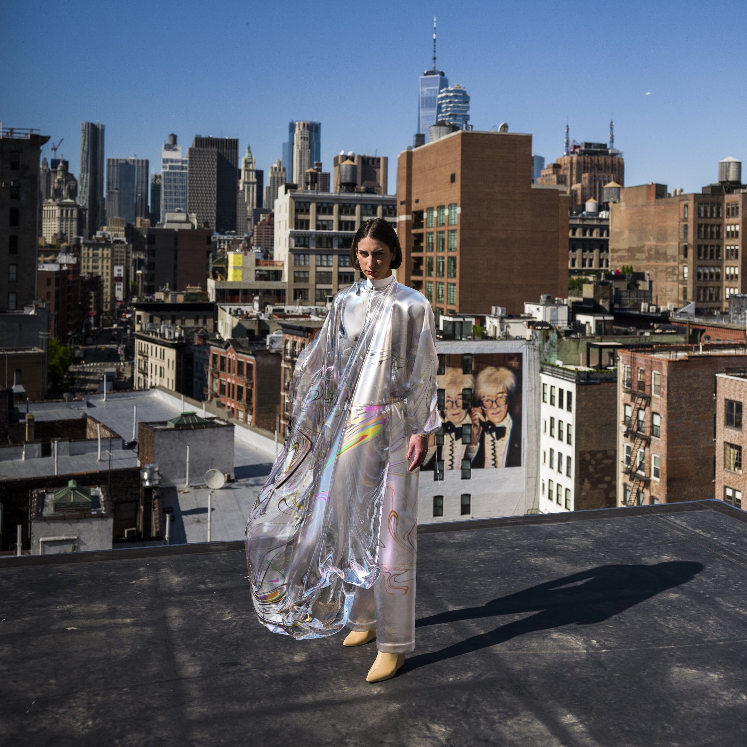Mulher em pé na varanda usando roupas digitais da The Fabricant