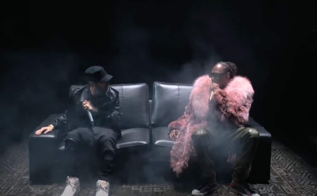 During the MTV VMAs, Snoop Dogg and Eminem sat together on a black couch
