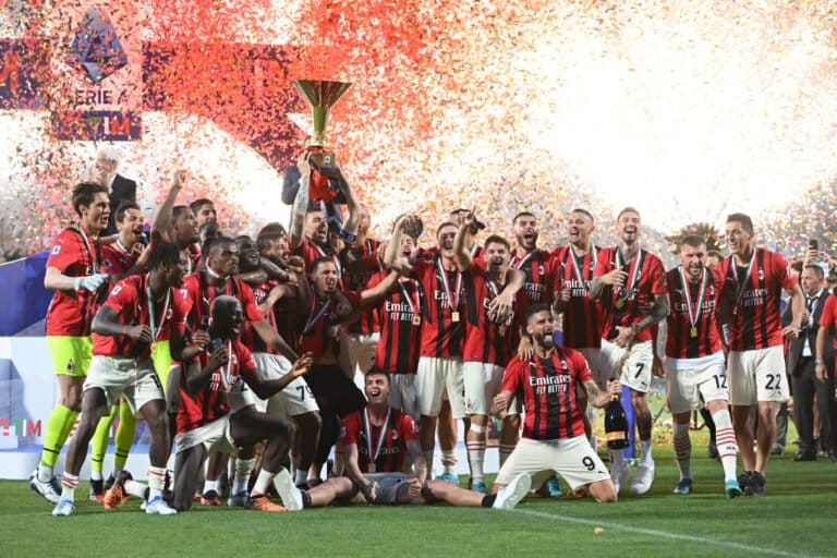 Image of AC MIlan players lifting a trophy