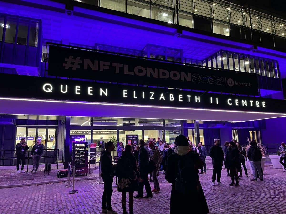 La máquina expendedora mynft NFT en NFT.Londres con gente parada