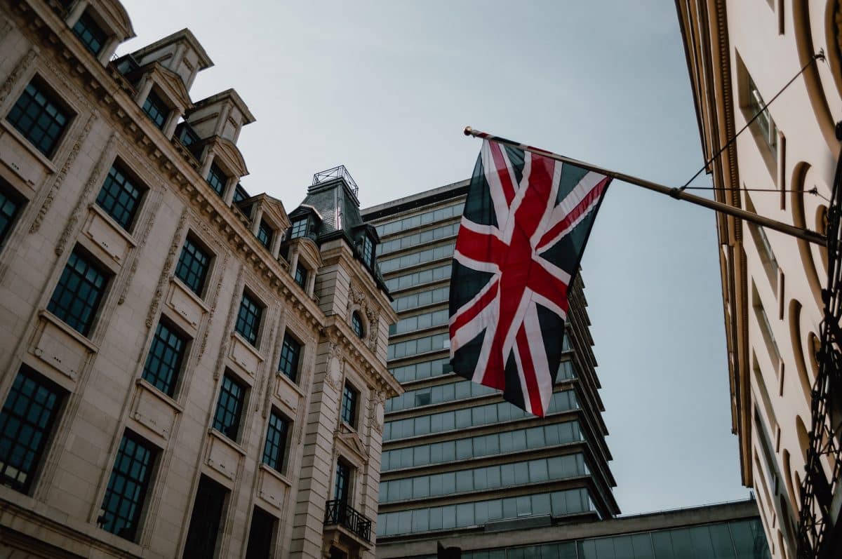 una bandera del Reino Unido izada entre los edificios Reglamento NFT
