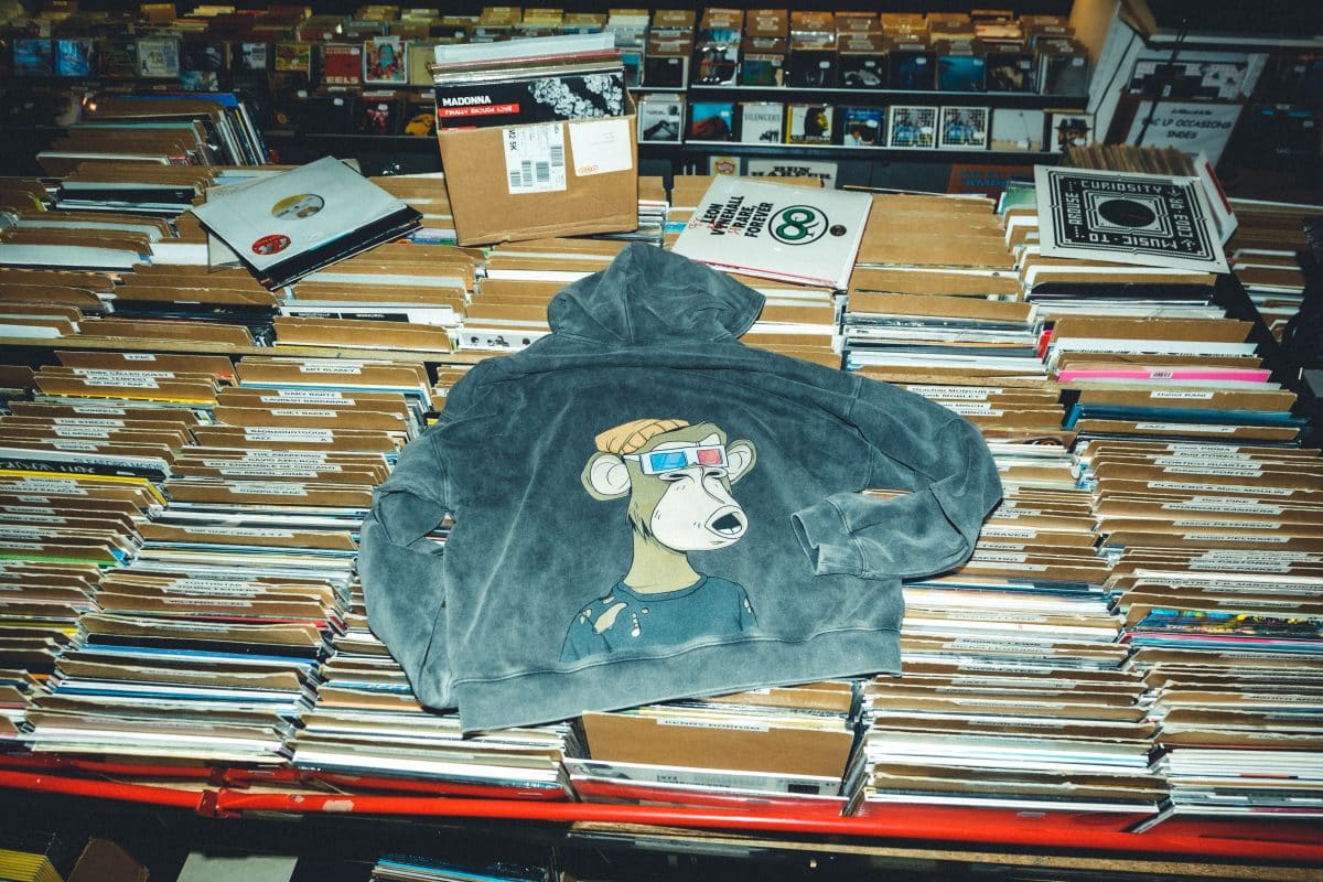 una imagen de Bored Ape de DJ Ape Rave Club en su sudadera con capucha LTD INC de edición limitada