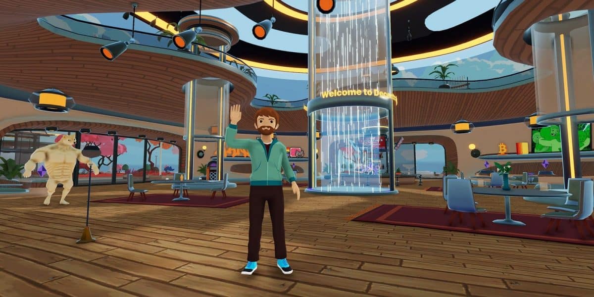 Un avatar masculino con una sudadera con capucha verde se para en el centro de un salón virtual.