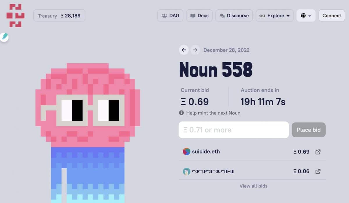 Una subasta de Nouns NFT con un avatar de pixel art rosa y azul