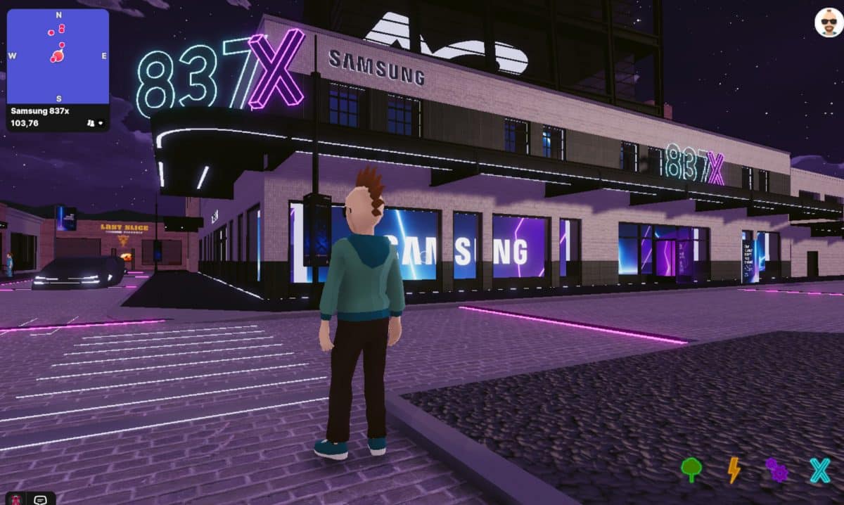 Una figura animada se para frente a la tienda de Samsung en el metaverso.