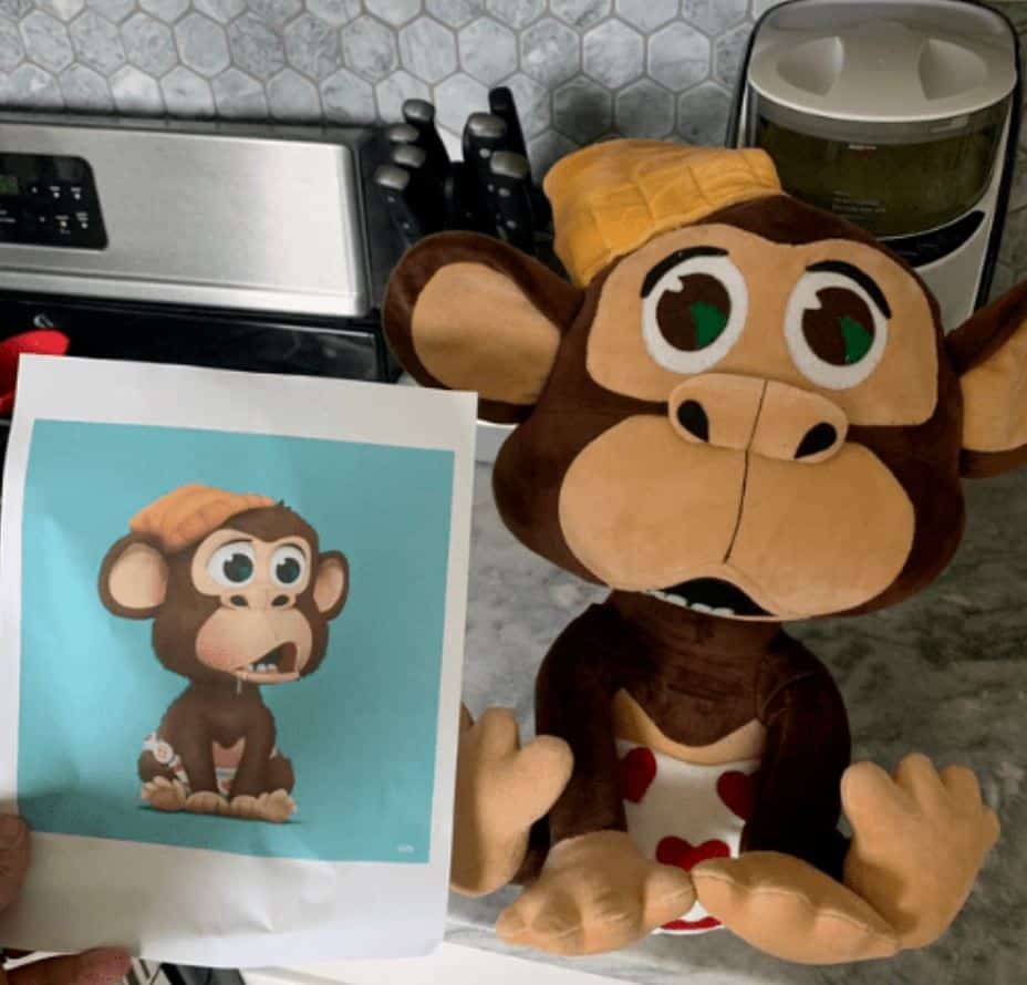 Imagen de una imagen de mono junto a su copia física de peluche de Budsies