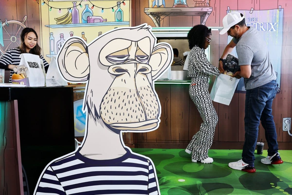 Imagen de un personaje de bored ape en el restaurante bored and hungry