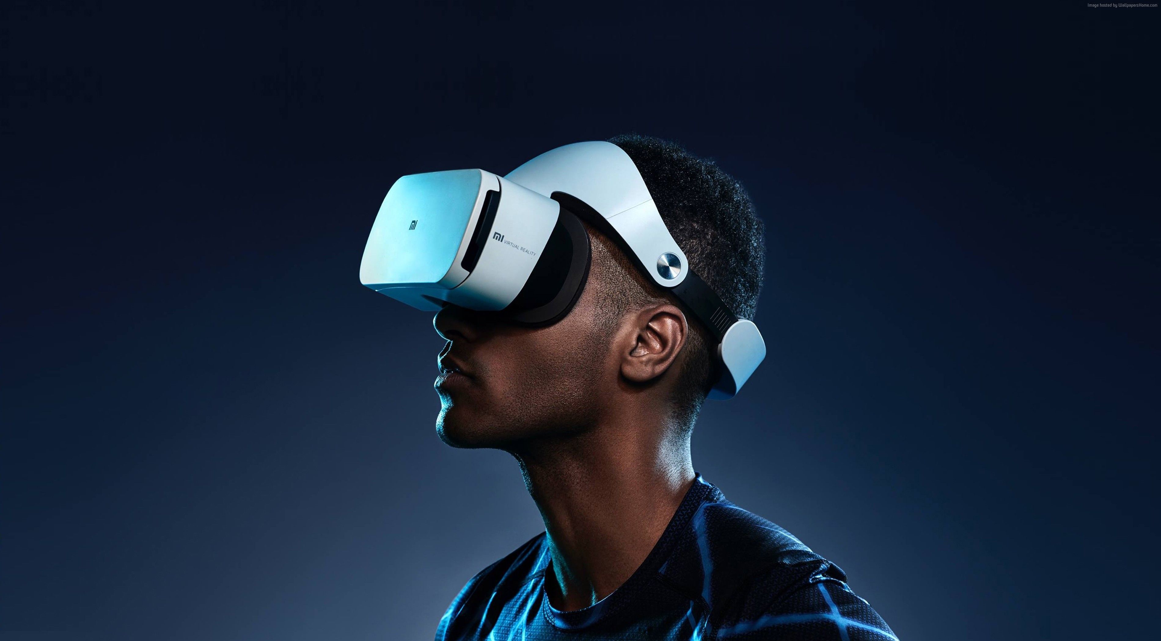 una imagen de un hombre que usa un auricular Sony VR, lo que implica desarrollos web3 entrantes.