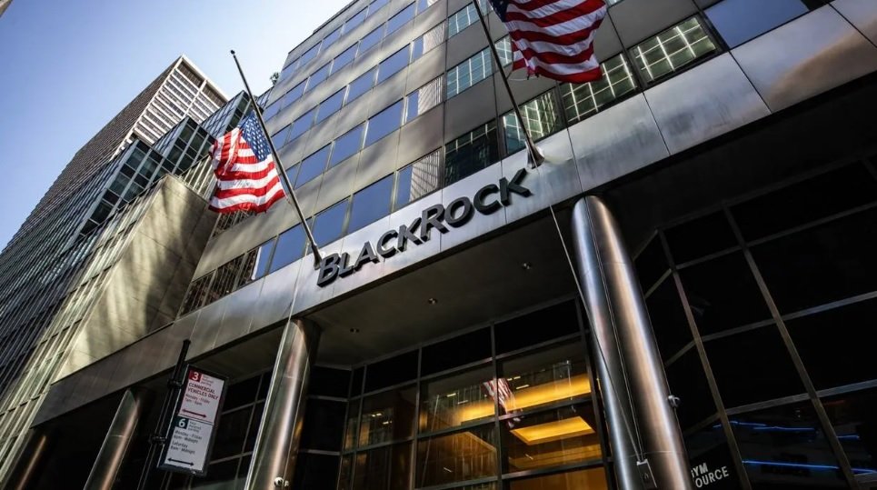 une photo d'un bâtiment BlackRock, la société envisage désormais les ETF Ethereum